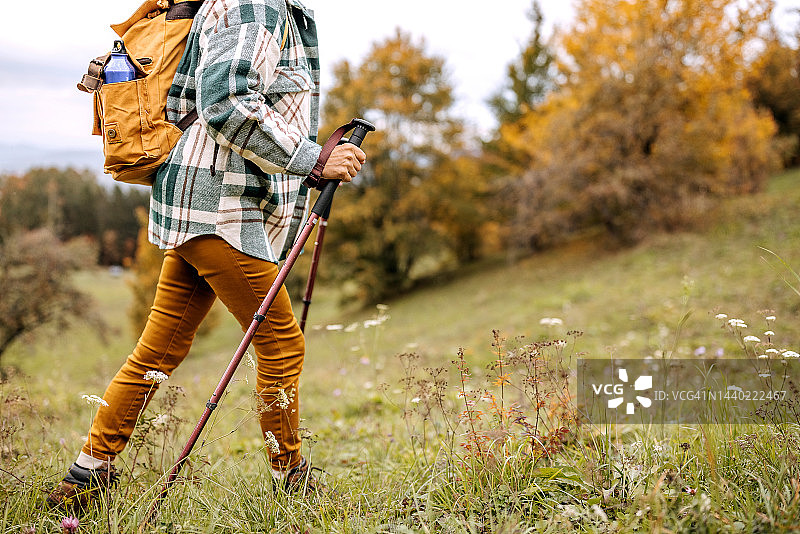 享受周末徒步图片素材