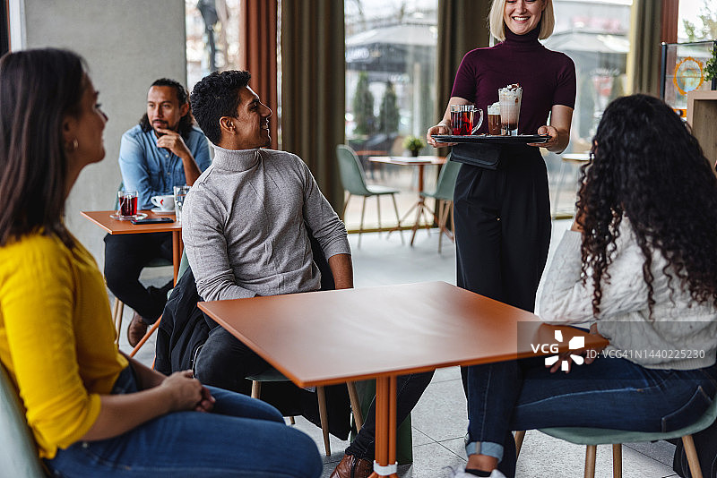 朋友们在咖啡馆点茶、咖啡和热巧克力图片素材