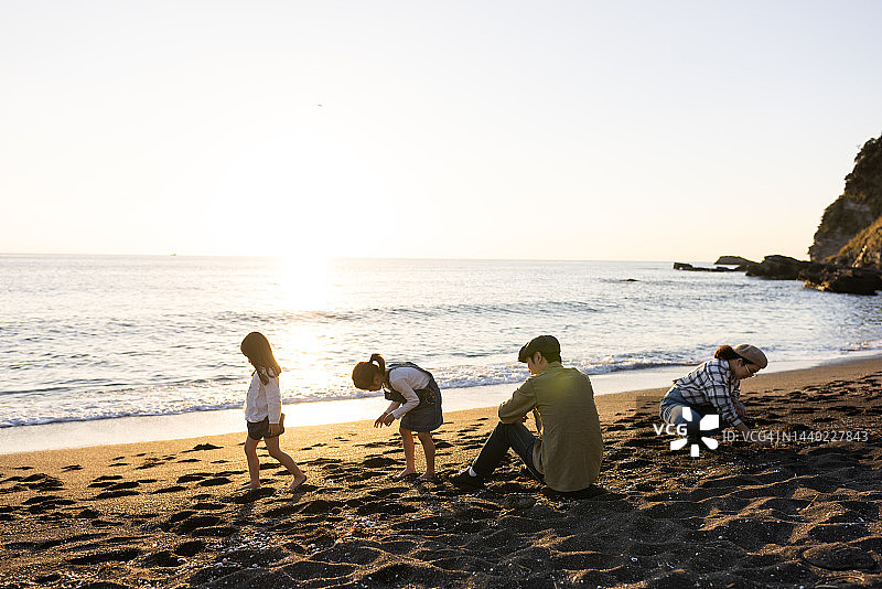 一家人在海滩上享受傍晚时光图片素材