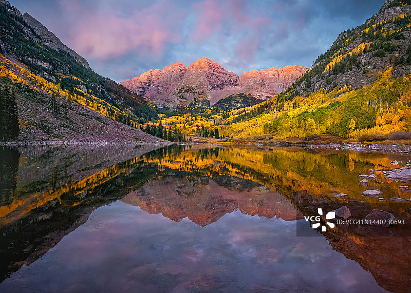 栗色钟日出图片素材