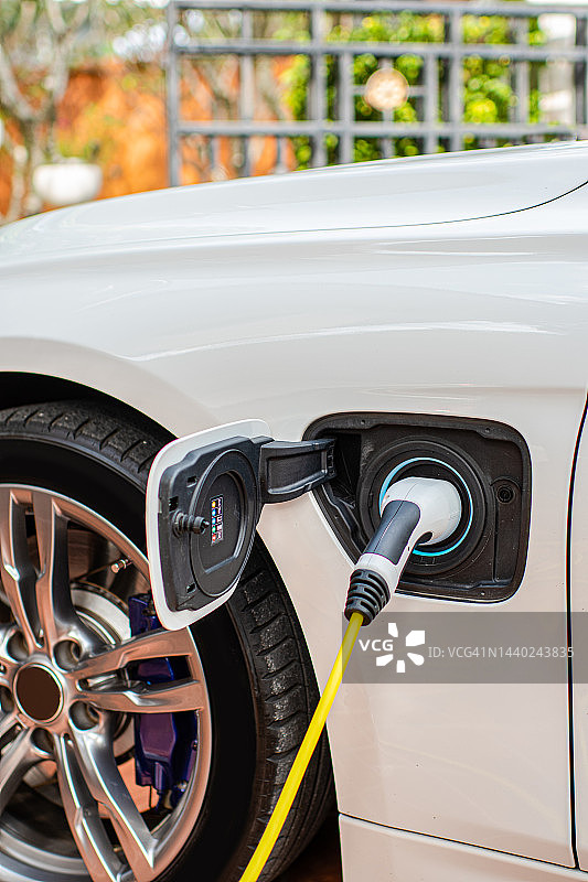 充电站中的电动汽车图片素材