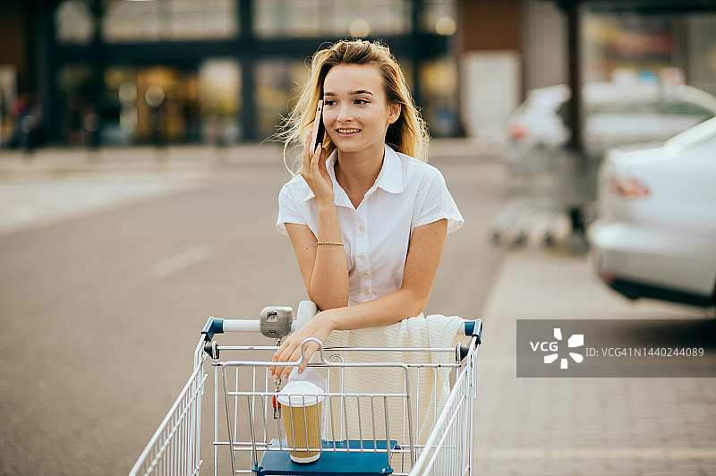 购物中的年轻女子图片素材