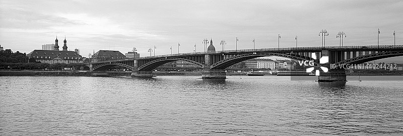 美因茨的西奥多·豪斯桥图片素材