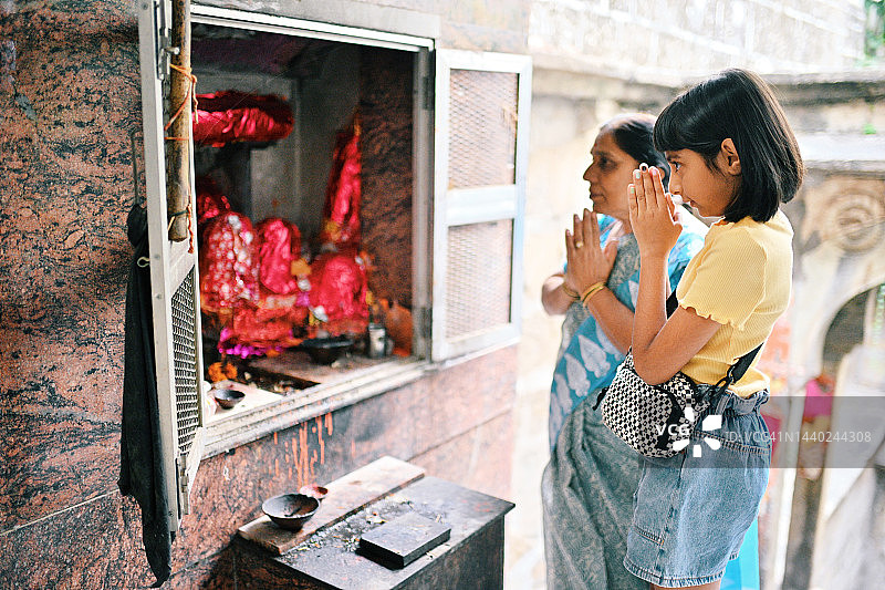 祖孙俩在寺庙祈祷图片素材