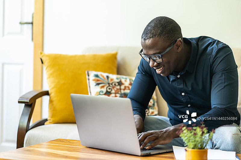 男子用笔记本电脑工作图片素材