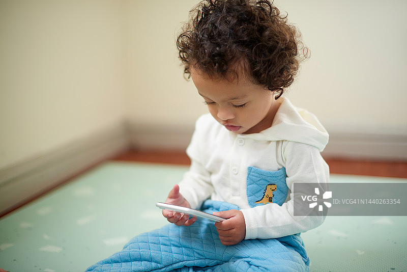 孩子用手机浏览互联网图片素材