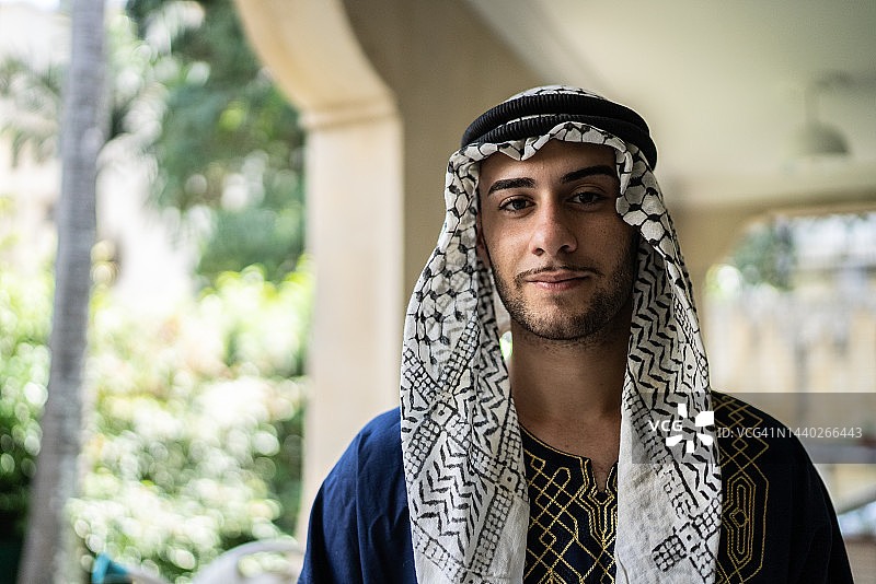 在家中的年轻穆斯林男子肖像图片素材