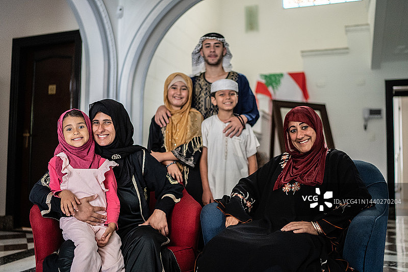 多代伊斯兰家庭居家肖像图片素材
