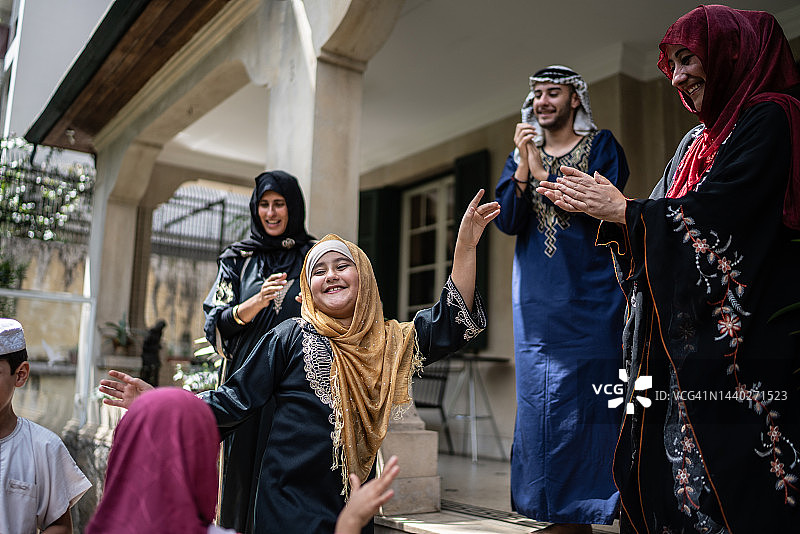 阿拉伯家庭多代人在家跳舞图片素材