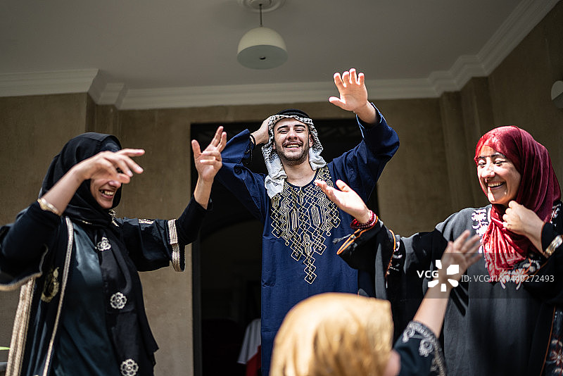 阿拉伯家庭多代人在家跳舞图片素材