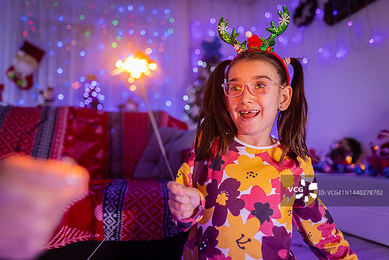 全家在家手持新年烟花棒图片素材