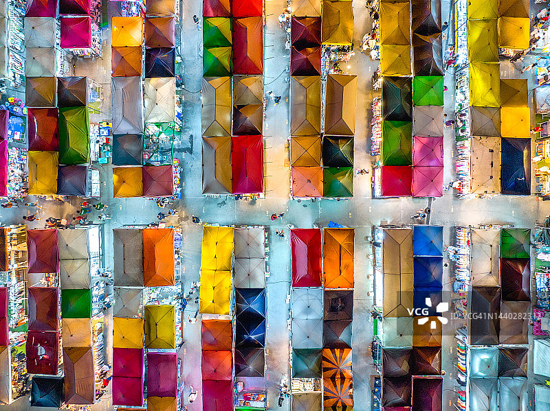 泰国曼谷Liab Duan夜市的无人机俯瞰图像图片素材