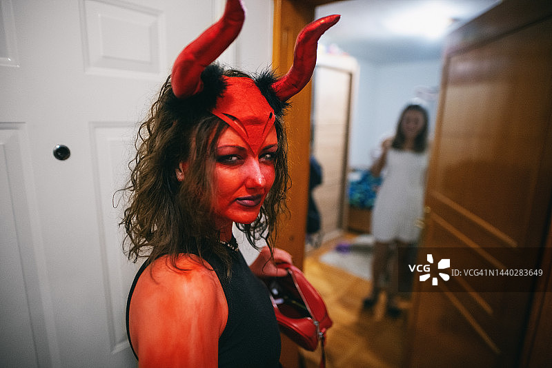 准备参加万圣节派对图片素材