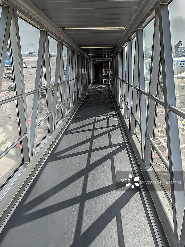 通过旅客登机桥登上飞机图片素材