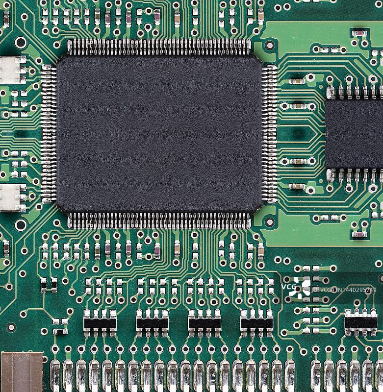印刷电路板电子芯片组件高角度视图全画幅图片素材
