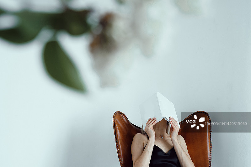 女孩用书遮住脸图片素材