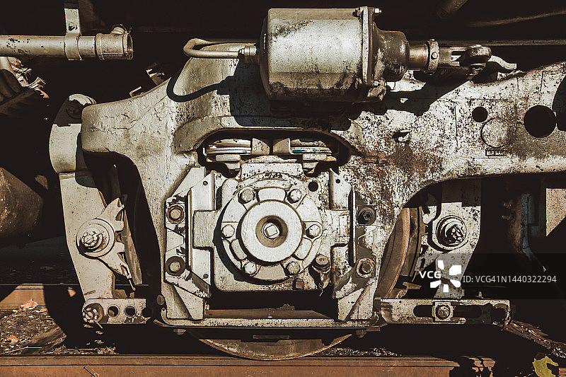 力量、钢铁工业和铁路机械：火车轴箱、旧火车轮，工业革命的产物图片素材