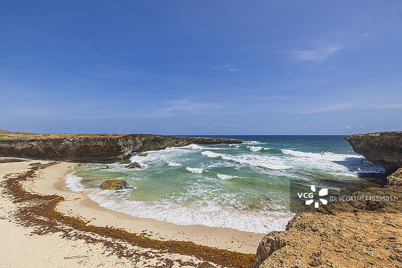 阿鲁巴岛大西洋海浪拍打岩石海岸的美景图片素材