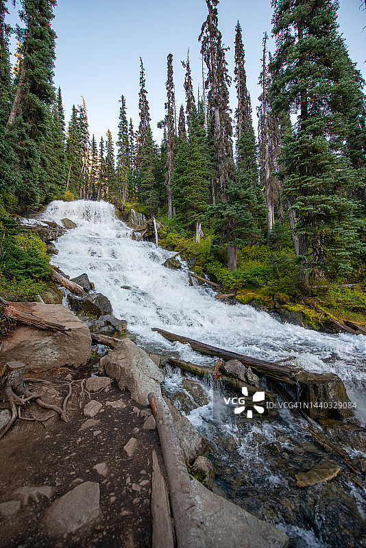 加拿大不列颠哥伦比亚省，夏天乔弗雷湖的霍洛威瀑布低角度视图图片素材