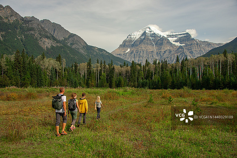 在加拿大落基山脉罗布森山的家庭徒步旅行图片素材
