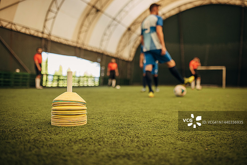 足球运动员一起训练图片素材