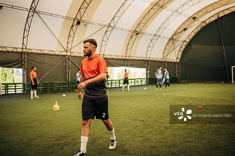 足球运动员一起训练图片素材