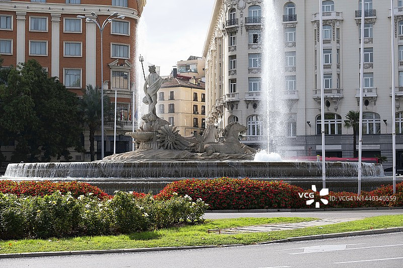 马德里卡诺瓦斯德尔卡斯蒂略广场的海神喷泉图片素材