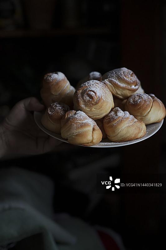 盘中的酵母面包图片素材