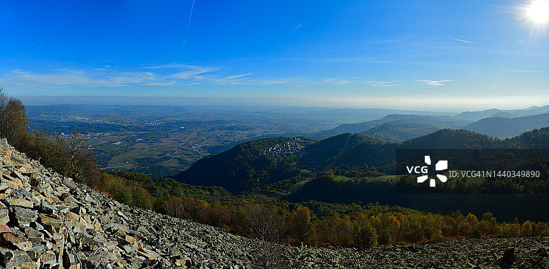 皮埃蒙特阿尔卑斯山的壮丽秋景图片素材