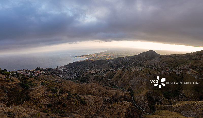 意大利西西里岛墨西拿陶尔米纳卡斯特尔莫拉的卡塔尼亚湾海岸线鸟瞰图图片素材