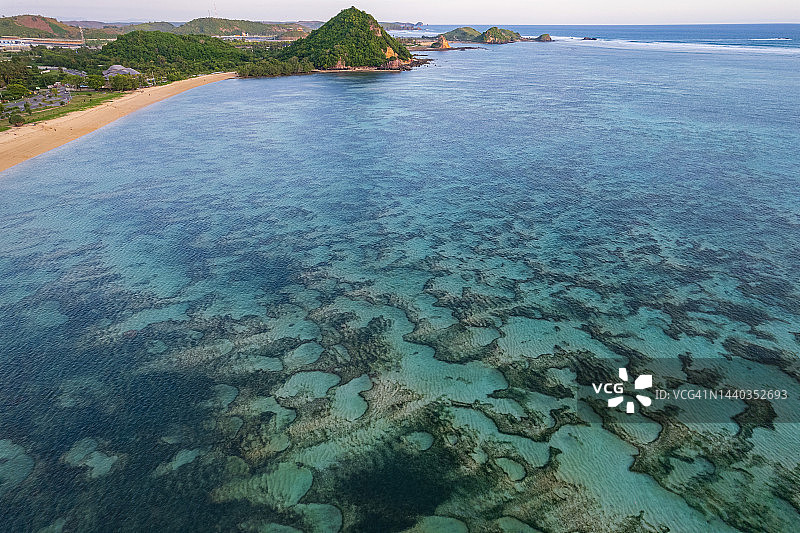 印度尼西亚龙目岛库塔曼达利卡碧绿海水中珊瑚礁航拍图片素材