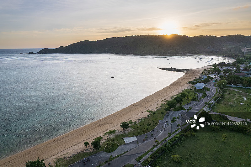 印度尼西亚西努沙登加拉龙目岛库塔曼达利卡日落时分的空旷海滩航拍图片素材