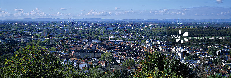 德国卡尔斯鲁厄城市天际线图片素材