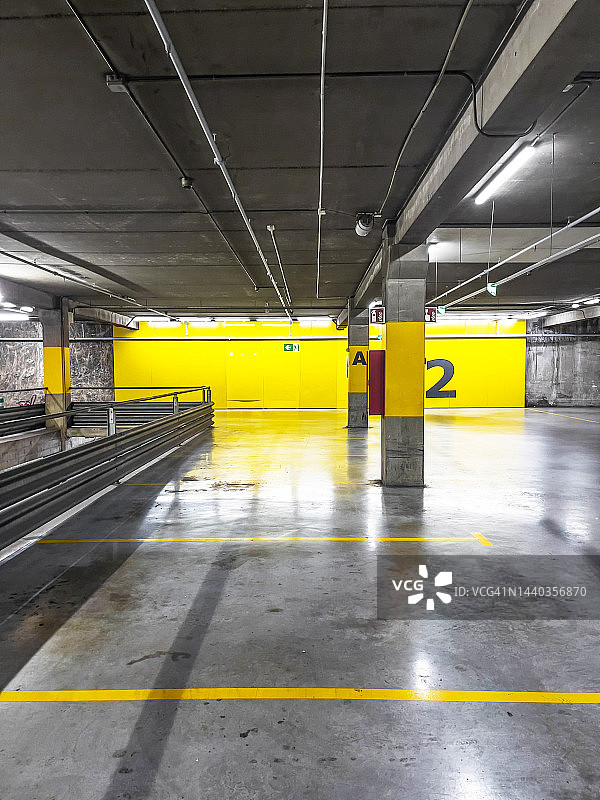 混凝土空旷地下停车场的黄色调图片素材