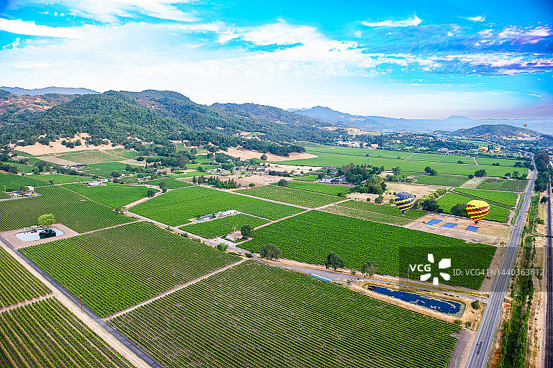 在加州纳帕上空乘坐热气球图片素材