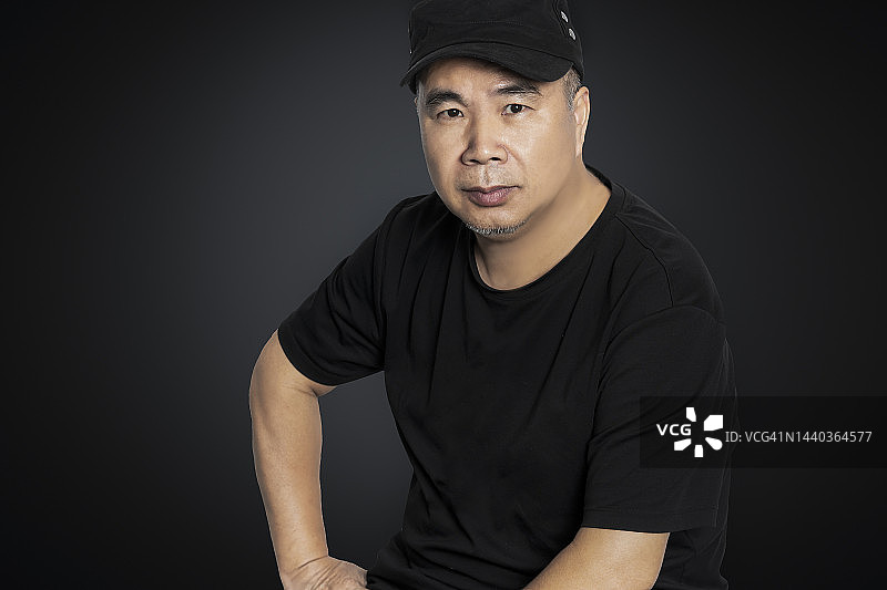 工作室里的中年亚洲男人肖像图片素材