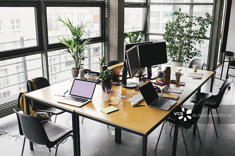 办公室桌子上的笔记本电脑和计算机图片素材