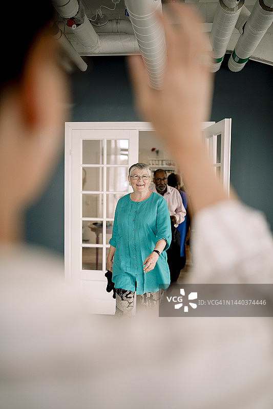 微笑的老年夫妇参加舞蹈课图片素材