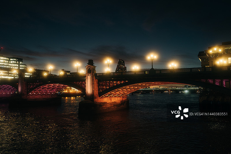 薄雾笼罩的傍晚中的美丽桥梁图片素材