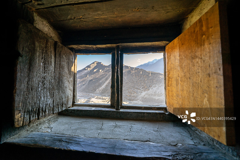 窗外俯瞰：秋季巴基斯坦吉尔吉特-巴尔蒂斯坦阿尔蒂特堡图片素材