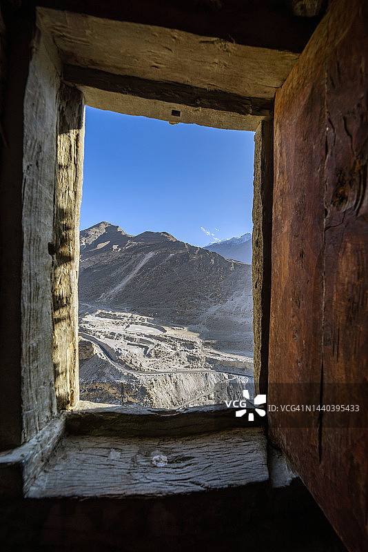 窗外俯瞰：秋季巴基斯坦吉尔吉特-巴尔蒂斯坦阿尔蒂特堡图片素材