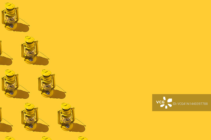 黄色背景下的金属黄色玻璃复古灯笼图案：光、希望与纪念图片素材