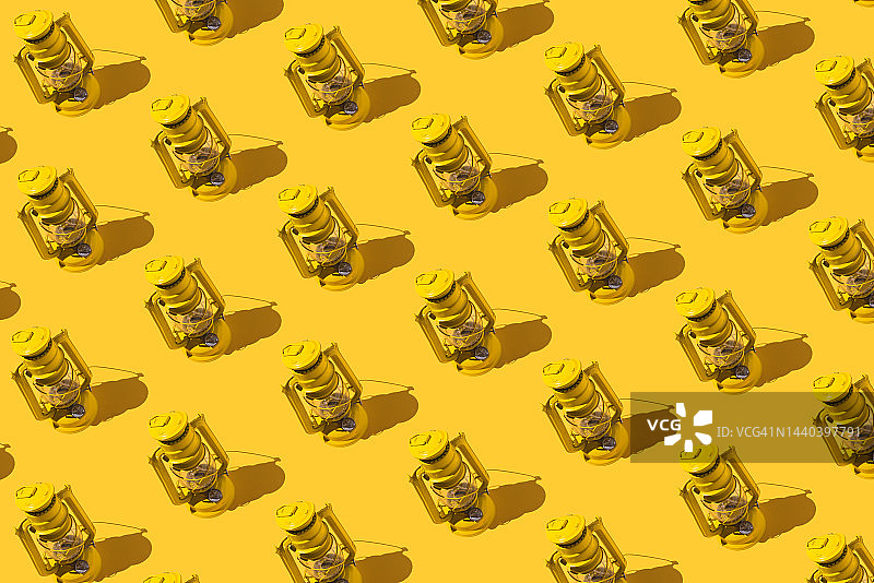 黄色背景上的金属和黄色玻璃复古灯笼图案：光、照明、希望和新生图片素材