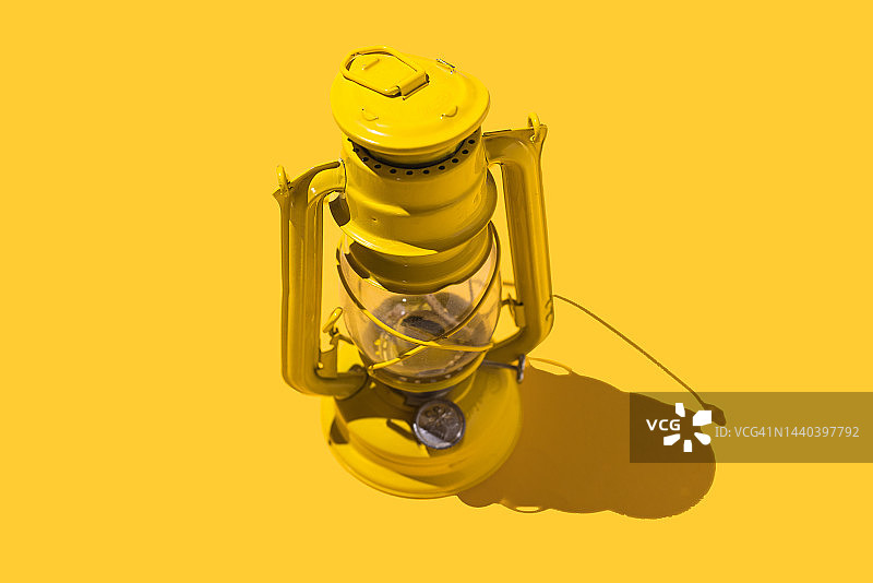 乡村灯笼，金属黄玻璃，黄色背景图片素材