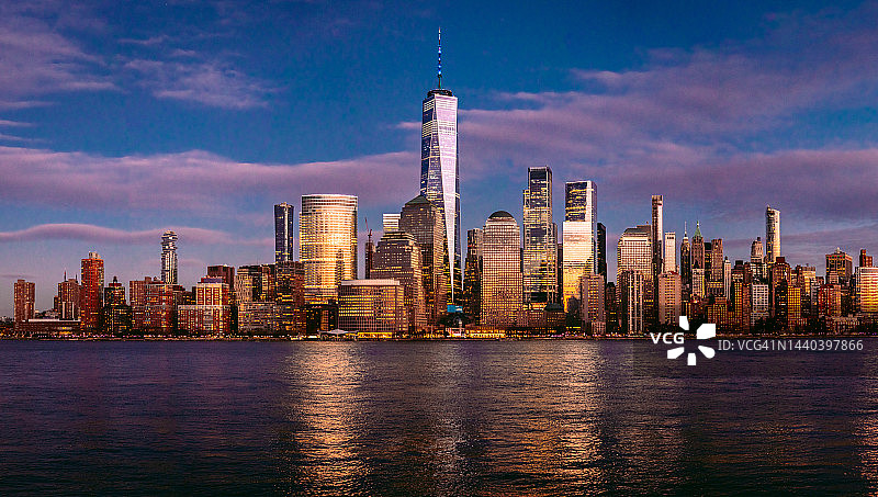从新泽西看自由塔和下曼哈顿图片素材