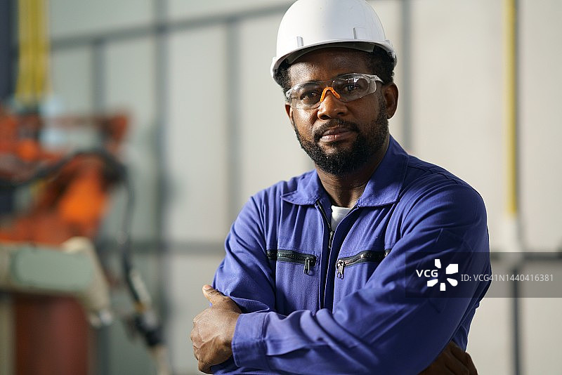 充满信心的工业工人肖像图片素材