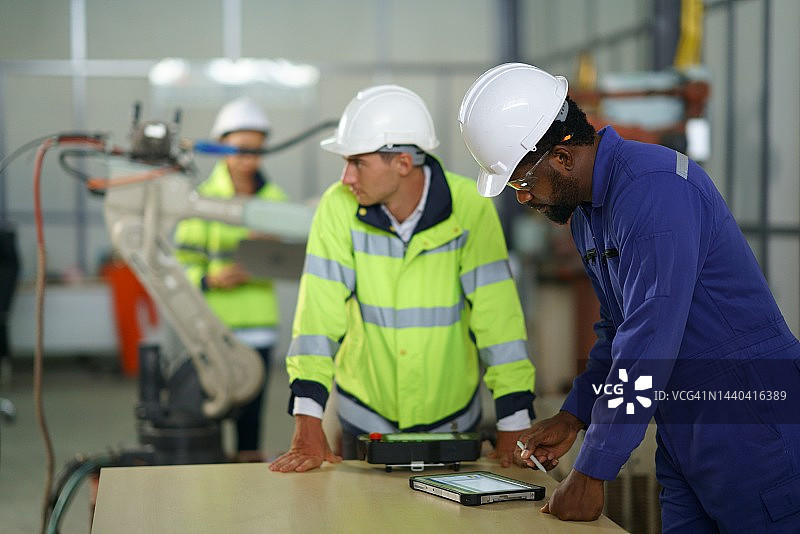 工程师团队合作设计工厂自动化制造系统图片素材