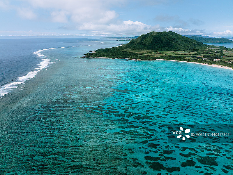 航拍日本石垣岛珊瑚礁泻湖与热带岛屿图片素材