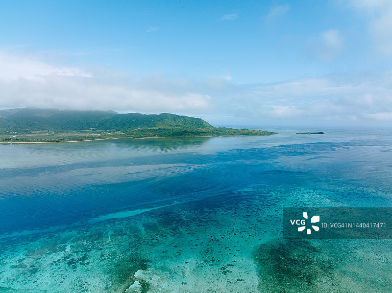 日本冲绳县西表岛海岸线鸟瞰，八重山群岛图片素材