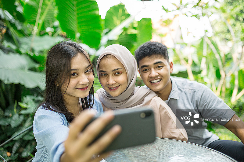 朋友们用智能手机自拍图片素材